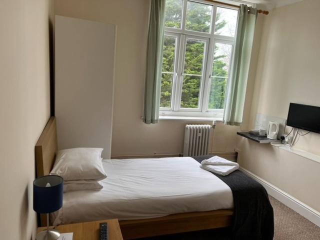 The Admiral Cunningham Hotel Bracknell Extérieur photo