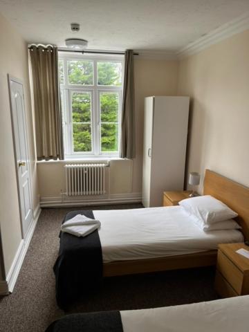 The Admiral Cunningham Hotel Bracknell Extérieur photo